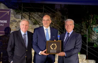 Ο  Ο υπουργός Εξωτερικών, Νίκος Δένδιας στις Πηγές της Κρύας στη Λιβαδειά. Twitter / @NikosDendias