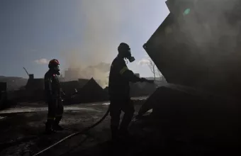 Οι πυροσβέστες, φορούσαν ειδικές μάσκες προκειμένου να προστατευτούν.