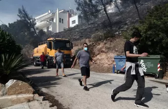 Φωτιά στο Πανόραμα Βούλας: Ποιοι δρόμοι είναι κλειστοί