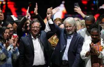 Ο Γουστάβο Πέτρο κατά τους πανηγυρισμούς για την εκλογή του.