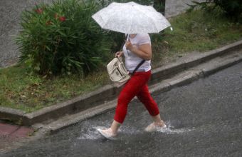 Γυναίκα με ομπρέλα στη βροχή 