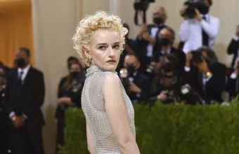 H Julia Garner 