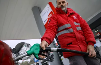 Υπάλληλος σε πρατήριο καυσίμων- Αναμένονται νέες ανακοινώσεις για το fuel pass