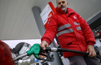 Υπάλληλος σε πρατήριο καυσίμων- Αναμένονται νέες ανακοινώσεις για το fuel pass