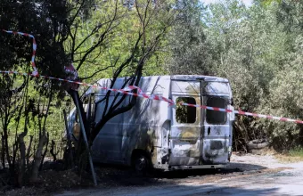 Το καμένο λευκό βαν των εκτελεστών.