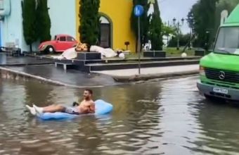 Κατερίνη: Νεαρός βγήκε με στρώμα και κοκτέιλ σε πλημμυρισμένο δρόμο