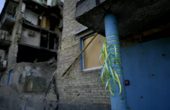 Κορδέλες στα χρήματα της ουκρανικής σημαίας σε κατεστραμμένο σπίτι στα περίχωρα του Κιέβου.