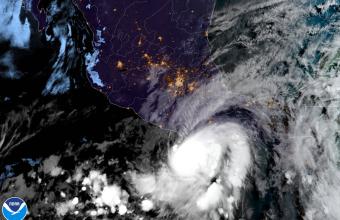 Ο κυκλώνας Αγκάθα, υποβαθμίστηκε χθες από τους μετεωρολόγους σε τροπική καταιγίδα.