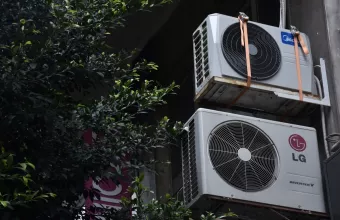 Μονάδες κλιματιστικών σε πολυκατοικία.