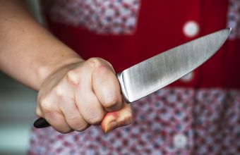 Γυναίκα κρατάει μαχαίρι