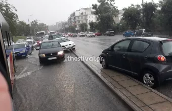 Θεσσαλονίκη: Μετατράπηκε σε ορμητικό χείμαρρο η οδός Λαγκαδά