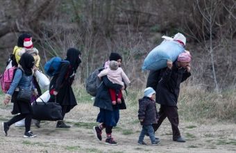 Μετανάστες περνούν τα σύνορα