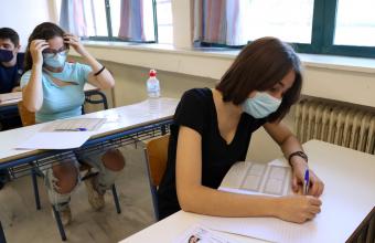 Kατά τη διάρκεια των εξετάσεων, εξεταζόμενοι και εξεταστές πρέπει να φορούν την προστατευτική μάσκα.
