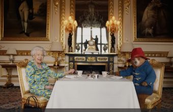 Ξεκαρδιστικό βίντεο: Η βασίλισσα Ελισάβετ και ο αρκούδος Πάντινγκτον πίνουν το τσάι τους 