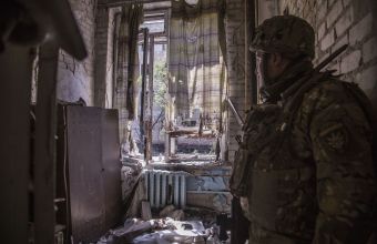 Στρατιώτης του ουκρανικού στρατού σε βομβαρδισμένο κτίριο