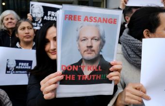 Στο πλευρό του ιδρυτή του WikiLeaks οι δημοσιογραφικές ενώσεις