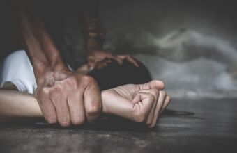 Άγιος Παντελεήμονας: Βίαζε την κόρη του, ξυλοκοπούσε την γυναίκα του
