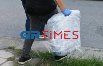 Οδηγείται μαζί με τον αδελφό του στον εισαγγελέα ποινικής δίωξης.