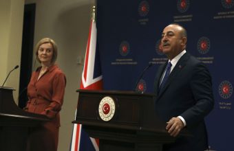 Η Βρετανίδα υπουργός Εξωτερικών με τον Τούρκο ομόλογό της.