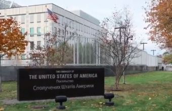 Ουκρανικά ΜΜΕ: «Βομβαρδισμό της πρεσβείας των ΗΠΑ στο Κίεβο ζητά η ρωσική Δούμα»