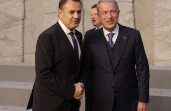 Η χειραψία των υπουργών Άμυνας Ελλάδας - Τουρκίας.