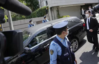 Η νεκροφόρα με τη σορό του Άμπε