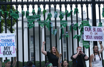 Διαδήλωση έξω από τον Λευκό Οίκο για το δικαίωμα στην άμβλωση 