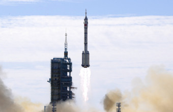 Συντρίμμια κινέζικου πυραύλου σε ανεξέλεγκτη τροχιά προς τη γη
