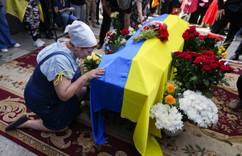 Το Κίεβο κηδεύει νεαρούς στρατιώτες που σχεδίαζαν να παντρευτούν