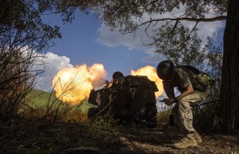 Στρατιώτες στον πόλεμο της Ουκρανίας την ώρα της μάχης 