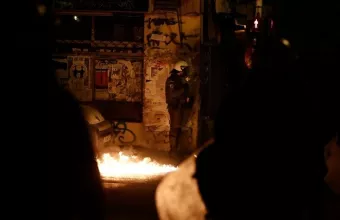 Εξάρχεια: Μολότοφ κατά διμοιρίας των ΜΑΤ στην Χαριλάου Τρικούπη
