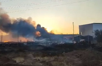 Φωτιά σε αποθήκη με παλέτες στον Ασπρόπυργο: Επεκτάθηκε και σε εργοστάσιο λιπαντικών 