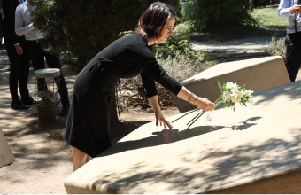 Η Αναλίνα Μπέρμποκ στο Μνημείο του Ολοκαυτώματος
