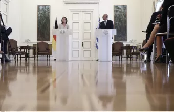 Ο Δένδιας με την Μπέρμποκ