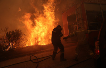 Έκτακτη ενημέρωση από την πυροσβεστική για την μεγάλη φωτιά στη Πεντέλη