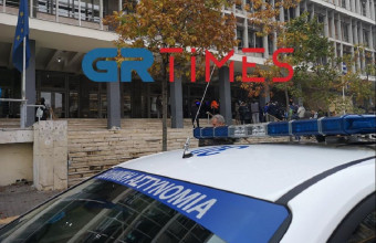 Θεσσαλονίκη: Πέταξαν μπογιές και τρικάκια στην είσοδο των Δικαστηρίων