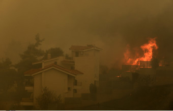 Φωτιά στην Πεντέλη: Εντολή εκκένωσης και στην Ανθούσα