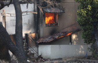 Φωτιά στα Μέγαρα: Τουλάχιστον 2 σπίτιαν κάηκαν - Έσπασε το μέτωπο στη Λούμπα
