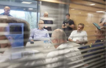 Ο Κυριάκος Μητσοτάκης στο Κέντρο Επιχειρήσεων Κρίσεων