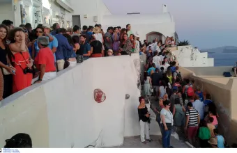 Κόσμος σε νησί