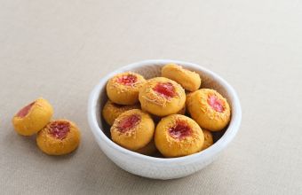 Μπισκότα γεμιστά με cheesecake φράουλα-λεμόνι