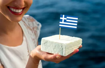 Δασμοί Τραμπ: Οι Έλληνες παραγωγοί φέτας ανησυχούν για τις εξαγωγές