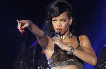 H Rihanna πασαλείβεται με κέτσαπ- Το make up line που διχάζει