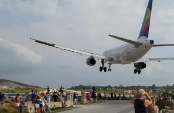 Τραυματισμός τουρίστριας ενώ βιντεοσκοπούσε απογείωση αεροπλάνου στη Σκιάθο