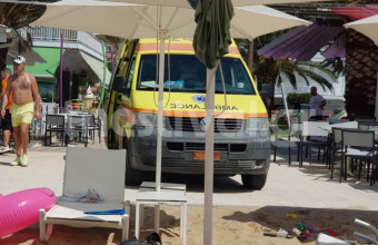 Ασθενοφόρο του ΕΚΑΒ σε παραλία 