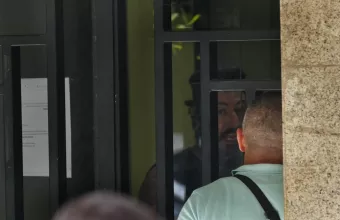 Λίβανος: Παραδόθηκε ο ένοπλος που κρατούσε ομήρους σε τράπεζα της Βηρυτού