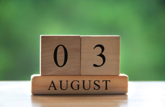 Ξύλινο ημερολόγιο που δείχνει 3 Αυγούστου 