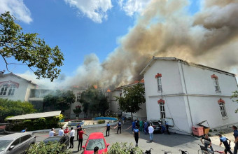 Στις φλόγες το Ελληνικό Νοσοκομείο του Μπαλουκλή