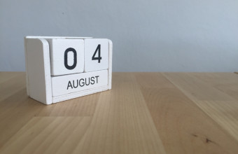 Επιτραπέζιο ημερολόγιο που δείχνει 4 Αυγούστου 