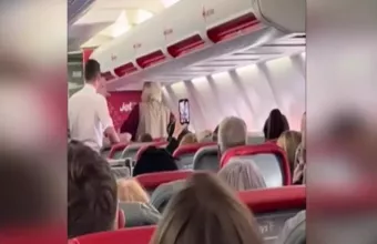 Πτήση προς Ρόδο: Ηλικιωμένη επιτέθηκε σε αεροσυνοδό